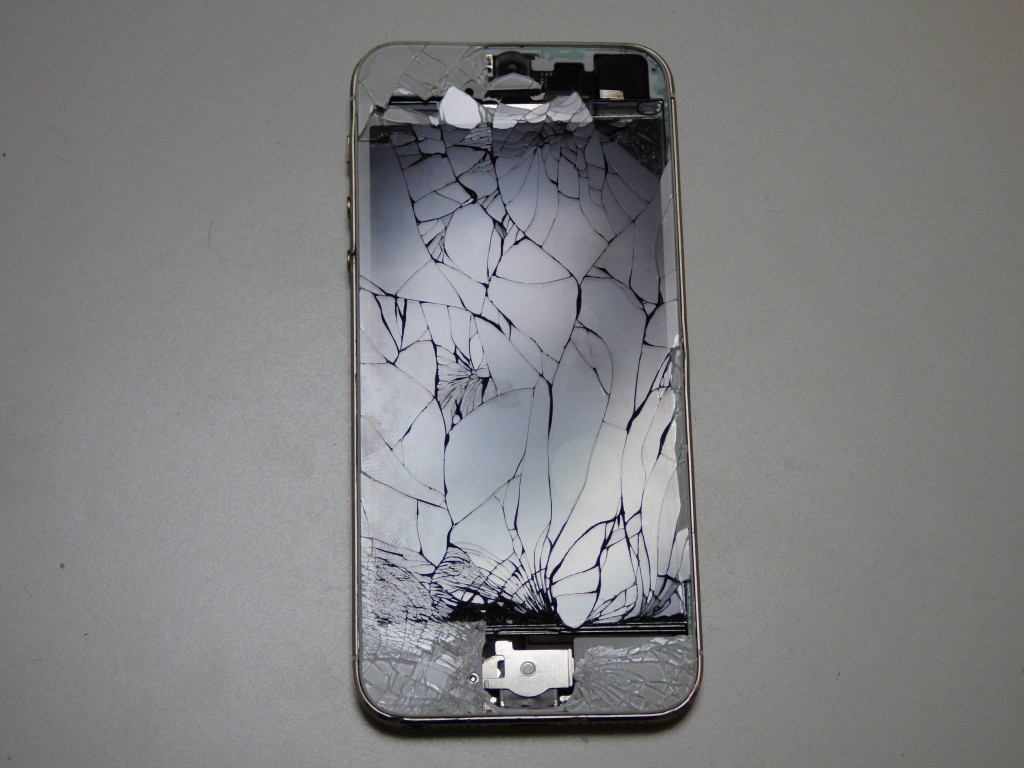 ビキビキに割れた無残なiPhone5s